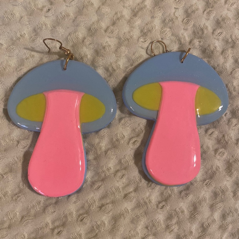 Blush Daisy Earrings